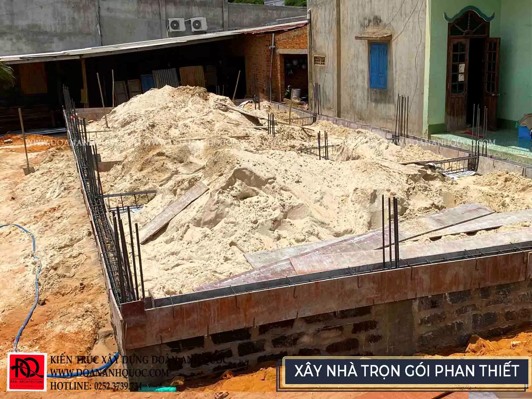 doan-anh-quoc-xay-nha-tron-goi